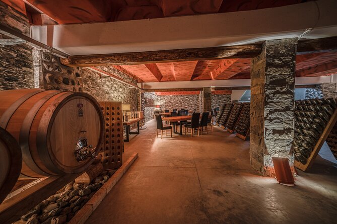Bodega Levante: tipografía editorial oscura sobre fondo carbón, paleta mineral