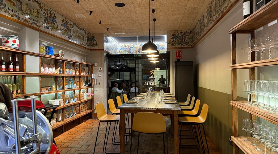 Restaurante Huerta: jerarquía tipográfica fuerte, paleta contenida, líneas finas